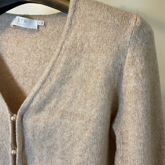 18. ASTR The Label Pearl Button V-Neck Cream Cardigan Size XL - Picture 6 of 8
